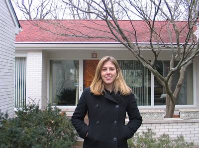 Laura Svejnar před domem svých rodičů.