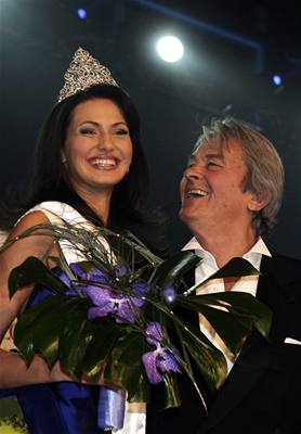 Vítzka finále soute eská miss 2008 Elika Buková pijímá gratulaci od pedsedy poroty, francouzského herce Alaina Delona