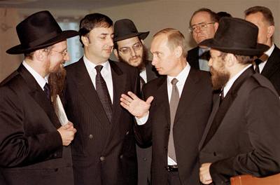 Ruský prezident Vladimir Putin mluví v moskevském idovském centru s rabíny.