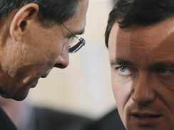 Prezidentsk kandidt Jan vejnar (vlevo) a mstopedseda snmovnho klubu SSD David Rath.