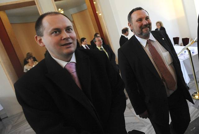 Pedsedové poslaneckých klub SSD Michal Haek (vlevo) a KSM Pavel Kováik ped zahájením spolené schze obou komor parlamentu.