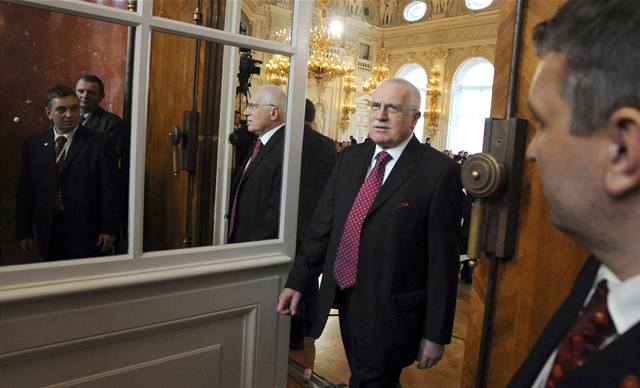 Prezident a prezidentský kandidát Václav Klaus vychází ze panlského sálu Praského hradu.