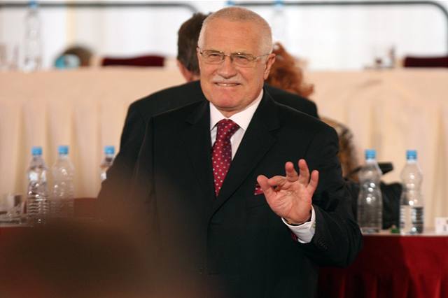 Václav Klaus si v pátek nael as i na úsmvy.