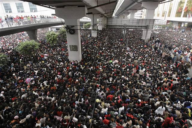 Tisíce pasaér ekají u elezniního nádraí Guangzhou, v jiní ín.
