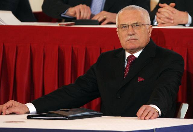 Václav Klaus poslouchá projevy ped prezidentskou volbou. 