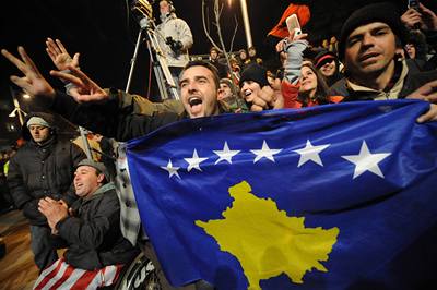 Kosované oslavují nezávislost. Pochodují s novou vlajkou zem.