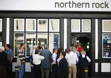 Loni v záí klienty Northern Rock zachvátila panika. Mnozí se snaili co nejdíve vybrat vechny vklady. lo o první "run" na banku v Británii za posledních 150 let.
