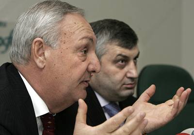 Prezident Abcházie Sergej Bagap (vlevo) a prezident Jiní Osetie Eduard Kokojev.
