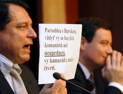 Pedseda SSD Jií Paroubek ukazuje jemu adresovaný anonymní dopis na tiskové konferenci, která se konala 13. února v Praze k dní okolo prezidentské volby. Vpravo je stínový ministr zdravotnictví David Rath. 