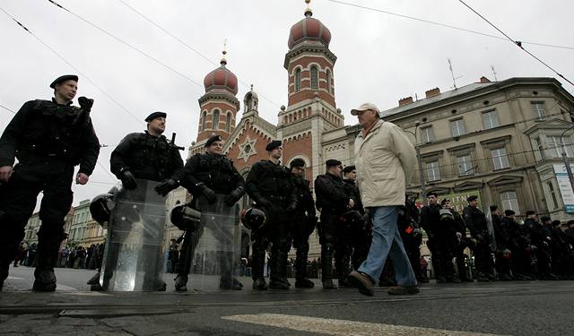 Policejní kordón ped velkou synagogou v Plzni pi demonstraci, která se konala 19. ledna 2008.