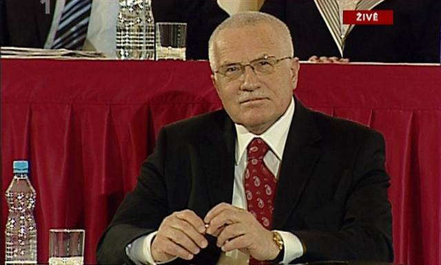 Václav Klaus se usmívá, zákonodárci ho volí