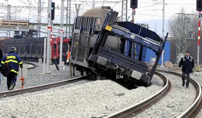 Na více ne hodinu a pl museli elezniái 22. února peruit provoz na pátením elezniním koridoru spojujícím Olomouc s Prahou kvli vykolejenému nákladnímu vlaku ve stanici Lukavice na umpersku.