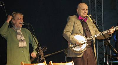 eský hudebník Ivan Mládek (vpravo) koncertoval 21. února se svým Banjo Bandem v jihopolském Opole. lo o první koncert Mládka v Polsku po fenomenálním úspchu písniky Join z bain v zemi. 