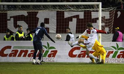 Útoník Slavie David Stihavka ped týdnem promnil zaváhání brankáe Radka erného v jediný gól domácích. 