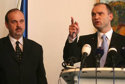 Ministr vnitra Ivan Langer a editel Inspekce ministra vnitra Zdenk Pelc.