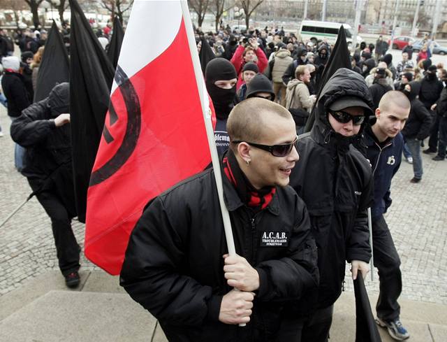 Policie si brous zuby na neonacisty