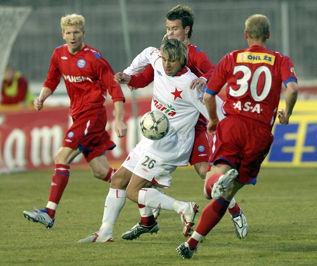 Jaroslav erný ze Slavie Praha (uprosted) obklopený hrái 1. FC Brno v utkání 18. kola první fotbalové ligy, které se hrálo 25. února v Brn. 