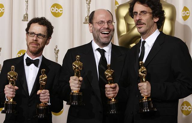Ethan Coen (vlevo), Scott Rudin a Joel Coen získali Oscara za film "Tahle zem není pro starý". 