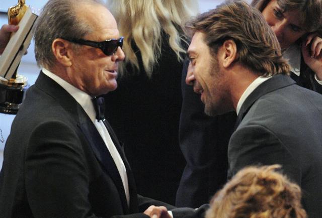 Jack Nicholson gratuluje panlskému herci Javierovi Bardemu, který získal Oscara za nejlepího herce ve vedlejí roli ve filmu "Tahle zem není pro starý".