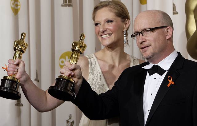 Alex Gibney vpravo a Eva Orner pózují se sokou Oscara za nejlepí dokument "Taxi to the Dark Side".