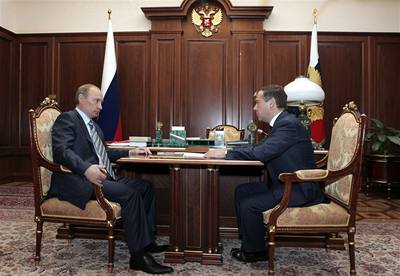 Vladimír Putin a jeho nástupce Dmitrij Medvedv.