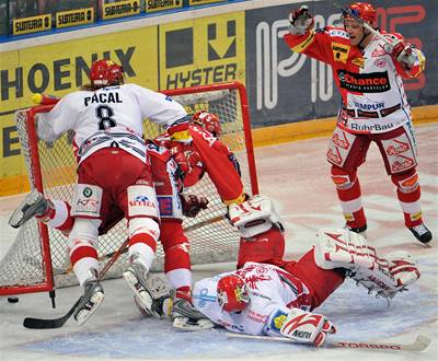 Třinec vyrovnal stav série hokejové play off proti Slávii na 1:1.