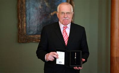 Prezident Václav Klaus s milionovou psací potebou.