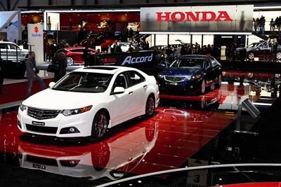 Honda Accord se ukázala jako sedan i kombi a svým zaměřením je tradičně laděna spíše sportovně.