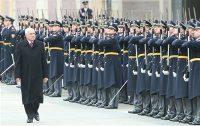 Prezident Václav Klaus ped nastoupenou Hradní stráí.