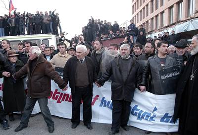 Arménci protestují proti výsledkm prezidentských voleb, které pokládají za zmanipulované.