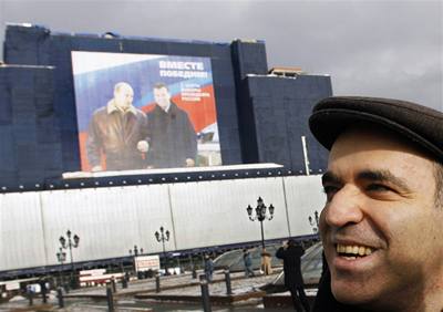 Opoziní politik Garry Kasparov ped billboardem s ruským prezidentem a jeho nástupcem.