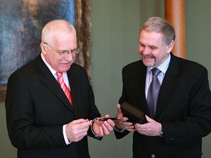 Prezident Vclav Klaus pebr od editele Koh-i-nooru milionovou psac potebu.