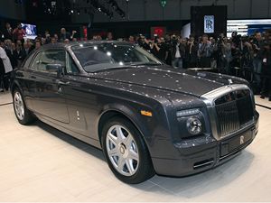 Rolls-Royce Phantom Coup doslova okouzlil svm stylem a nezamnitelnm charakterem. M hlinkovou konstrukci a dvanctivlec.