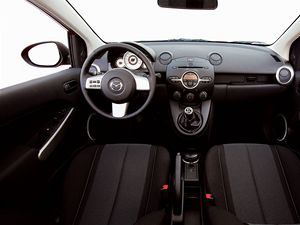 Mazda 2 má libivý a současně praktický interiér, který se nese ve sportovním duchu.
