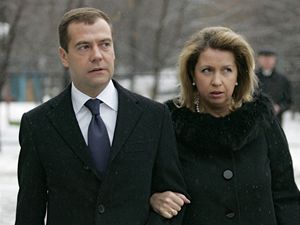 Nov rusk prezident Dimitrij Medvedv se svou enou Svtlanou ped volebn mstnost.