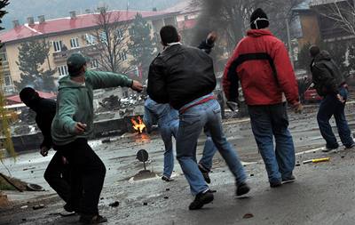 Albnci kamenovali esk autobus v Kosovu