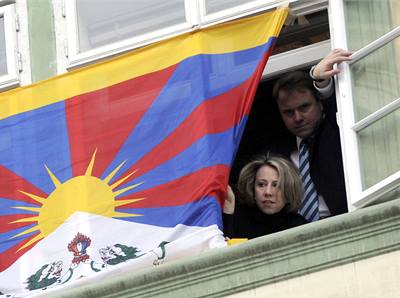 Martin Bursík a Kateina Jacques vyvují tibetskou vlajku na budovu snmovny.