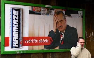 Billboard s podimujícím ministrem Schwarzenbergem poruuje etický kodex reklamy.