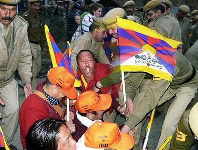 Indická policie zasahuje proti exilovým Tibeanm, kteí se pokouí proniknout na území Tibetu.