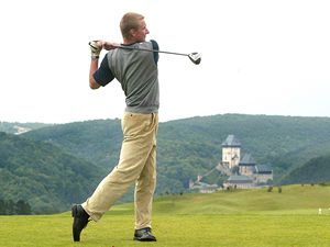 Nechcete za hru golfu zaplatit majlant? Msto o vkendu hrajte v pracovn dny, veer nebo v jinch mn atraktivnch hodinch. 