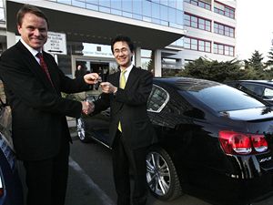 Pt novch automobil s hybridnm pohonem pevzal od zstupc spolenosti Toyota ministr ivotnho prosted Martin Bursk. Ministerstvo si automobily pronajalo.
