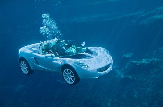 Rinspeed sQuba dokáe jezdit po silnici, na vod, ale také pod vodou. Tento zajímavý koncept je postaven na základu Lotusu Elise.