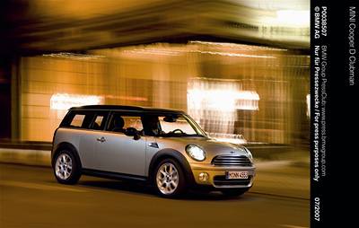 MINI Clubman je originální z kadého úhlu pohledu. Vzntové provedení se od záehových model lií vtím nasávacím otvorem v nárazníku a mírn vyboulenjí kapotou motoru.