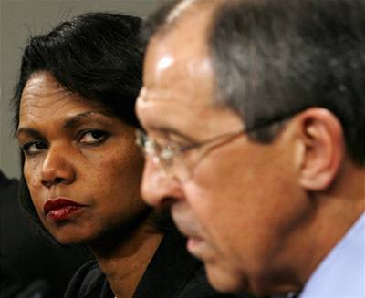 Americká ministryn zahranií Condoleeza Rice a ruský ministr zahranií Sergej Lavrov. 