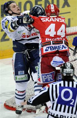 Znovu se nehrálo zrovna v rukavikách. David Hruka z HC Slavia Praha (vlevo) a Luká Derner z týmu Bílí Tygi Liberec.