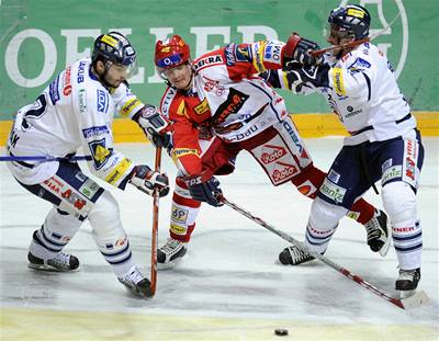 Marek Tomica z HC Slavia Praha a Leo ermák (vlevo) s Petrem achlem z týmu Bílí Tygi Liberec.