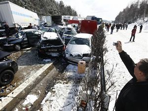 Hromadn nehoda na stm kilometru dlnice D1 nedaleko obce Skorkov na Jihlavsku. Vce ne sto osobnch a nkladnch vozidel do sebe ponarelo v prudk a hust snhov pehnce. 