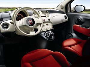 Fiat 500 je pohlednm vozem, kter je k dispozici pouze s tdveovou karoseri.
