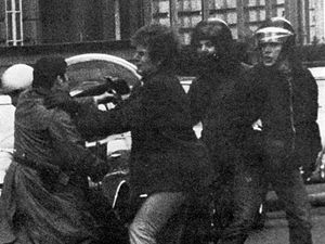 Nmeck exministr Joschka Fischer (druh zprava) byl jednm z levicovch radikl, kte v roce 1973 ve Frankfurtu nad Mohanem napadli policistu (vlevo).