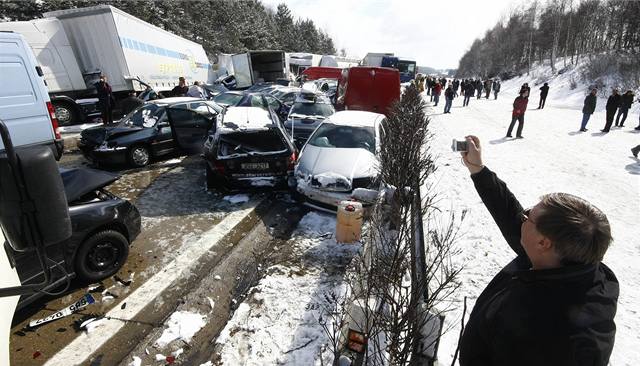 Hromadná nehoda na stém kilometru dálnice D1 nedaleko obce Skorkov na Jihlavsku. Více ne sto osobních a nákladních vozidel do sebe ponaráelo v prudké a husté snhové pehánce. 